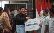 Gubernur Herman Deru Serahkan Santunan Jaminan Kematian BPJS Ketenagakerjaan kepada Petani Sawit di Sumsel - GenPI.co