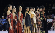 Bawa Tema Inheritance Soul, Sparks Fashion Academy Unjuk Gigi di IFW 2025 - GenPI.co