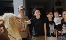 Ikut Sembelih Hewan Kurban, Ayu Ting Ting: Seru Banget - GenPI.co
