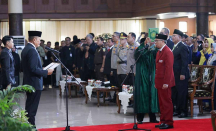 Sumpah Jabatan Rektor UPI Pakai Bahasa Inggris Bikin Cucun Kecewa, Pilih Walk Out - GenPI.co