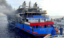 Asap Tebal Hambat Evakuasi dan Pemeriksaan Bangkai KM Barcelona yang Terbakar - GenPI.co