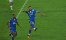 Gelandang Persib Bandung Lucho Guaycochea Dipastikan Absen Lawan Dewa United - GenPI.co