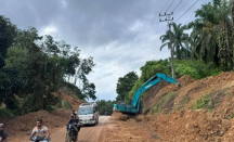 PU Kerahkan Alat Berat untuk Pulihkan Jalan Nasional di Aceh - GenPI.co