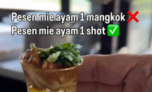 Heboh! Mie Ayam One Shot Pak Sarmintul di Bantul Pakai Gelas Sloki - GenPI.co