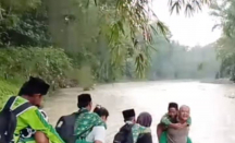 Viral! Emak-Emak di Banyumas Gendong Anak Sebrangi Sungai Deras Antar ke Sekolah - GenPI.co