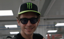 Bukan Naik Motor, Valentino Rossi Cicipi Sirkuit Mandalika dengan Safety Car - GenPI.co