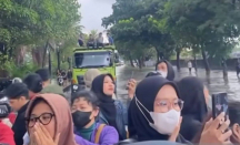 Penumpang Transjakarta Pilih Naik Truk Imbas Macet Parah karena Banjir - GenPI.co