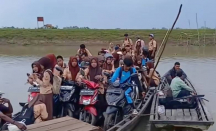 Viral! Tak Ada Jembatan, Siswa di Lampung Timur Seberangi Sungai Pakai Perahu Getek - GenPI.co