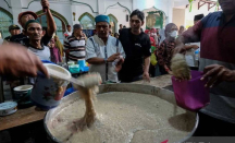 Rekomendasi Wisata Religi Solo, Antre Bubur Samin di Masjid Darussalam - GenPI.co