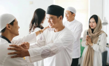Hukum Bersentuhan dengan Lawan Jenis saat Puasa, Batal atau Tidak? - GenPI.co