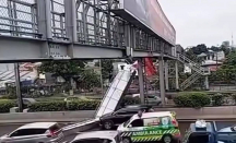 Heboh! Papan Reklame JPO Roboh di Tol Kebon Jeruk Baru, Polisi: Tak Ada Korban - GenPI.co