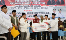 Mendagri dan Mensos Beri Bansos Tahap Pertama RP 900 Miliar ke Korban Bencana Sumatra - GenPI.co