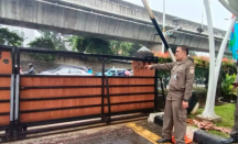 Demo Protes Hiburan Malam di Jaksel, Massa Rusak Pintu Pagar Kantor Wali Kota - GenPI.co