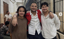 Jenguk Ammar Zoni, Aditya Zoni Bawa Banyak Makanan, Kondisi Sehat - GenPI.co