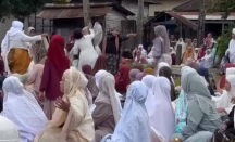 Viral Ibu-ibu Ricuh saat Salat Id sampai Baku Hantam di Tengah Khotbah - GenPI.co
