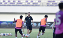 Carlos Pena Minta Persita Tangerang Disiplin, Fokus 3 Poin Lawan Persebaya - GenPI.co