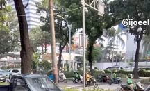 Viral Mobil Dinas Satpol PP DKI Jakarta Parkir di Trotoar - GenPI.co
