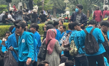 Demo 11 April, Mahasiswa Ikut Geruduk Pedagang Minuman, Ternyata - GenPI.co