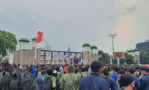 Mahasiswa BEM SI Mulai Dorong Gerbang Utama DPR RI, Buka! - GenPI.co