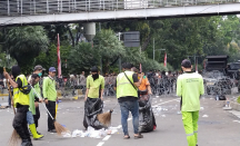 Sampah Plastik Berserakan usai Massa Demo Tinggalkan Patung Kuda - GenPI.co