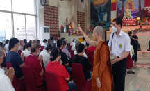 Antusiasme Umat Buddha Rayakan Waisak di Wihara Membeludak - GenPI.co
