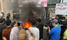 HMI Demonstrasi di Depan Gedung DPR RI, Diwarnai Aksi Bakar Ban - GenPI.co