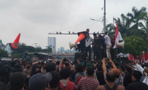 Massa GPI Sweeping Mobil Pelat Merah di Tengah Demo Tolak Kenaikan Harga BBM - GenPI.co
