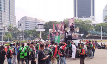 Massa Driver Online Gelar Demo Tolak Kenaikan Harga BBM di Gedung DPR RI - GenPI.co