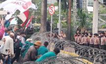 Massa Aksi Paksa Masuk Istana Negara saat Demo Tolak Kenaikan Harga BBM, Panas! - GenPI.co