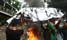 Demo BBM Berkobar, Mahasiswa Bakar Keranda dan Ban - GenPI.co