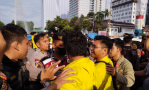 Ingin Blokade Jalan Saat Demo, Mahasiswa dan Polisi Saling Dorong - GenPI.co