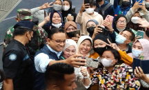 Anies Belum Datang, Emak-emak Sudah Kumpul di Halte Transjakarta Bundaran HI - GenPI.co