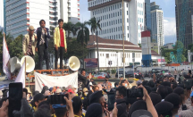 Demo Mahasiswa BEM SI Nyaris Bentrok dengan Polisi - GenPI.co