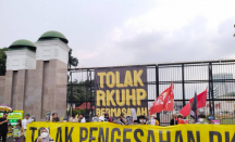 Demo di Depan Gedung DPR RI, LBH Jakarta Tegaskan Tolak Pengesahan RKUHP - GenPI.co