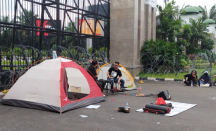 Demonstran Gelar Tenda di Depan Gedung DPR RI, Ternyata Ini Maknanya - GenPI.co