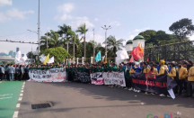 Demo Tolak KUHP, Kelompok Mahasiswa Kepung Gedung DPR RI - GenPI.co