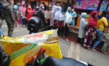 Polisi Denpasar Bali Hadiahkan Minyak Goreng Bagi Warga Ini - GenPI.co Bali