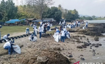 Ratusan Relawan Bersihkan Sampah Pantai, Diolah Jadi BBM - GenPI.co Banten