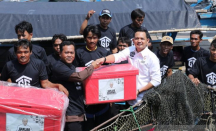 Sukarelawan Gardu Ganjar Beri Bantuan Boks Ikan ke Nelayan di Tangerang - GenPI.co Banten