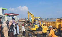 Atasi Sampah di Pantai Labuan, Pemprov Banten Kerahkan Alat Berat - GenPI.co Banten