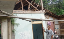 Kena Pergerakan Tanah, Warga Lebak Robohkan Sendiri Rumahnya - GenPI.co Banten