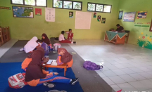 Belajar di Lantai, Siswa SDN di Cilegon Butuh Meja Belajar - GenPI.co Banten