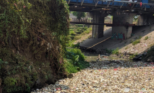 Dikeluhkan Warga, Tumpukan Sampah di Sungai Cibanten Bakal Diangkut - GenPI.co Banten