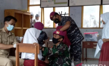 Murid SDN 01 Bojongjengkol Sukabumi disuntuk Vaksin oleh Marinir - GenPI.co Jabar