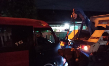 Pagar Rumah Seoarang Warga di Depok disundul Angkot - GenPI.co Jabar