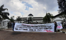 Gedung Sate didatangi Ratusan Mahasiswa, Bawa Hadiah untuk Jokowi - GenPI.co Jabar