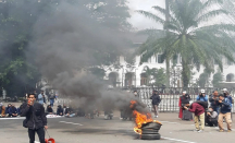 Ban Sempat dibakar Dalam Aksi Unjuk Rasa Mahasiswa di Gedung Sate - GenPI.co Jabar