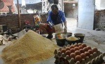 Peternak di Cianjur Buat Pakan Ayam Sendiri Saat Harga Telur Naik - GenPI.co Jabar
