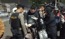 Lakukan Razia, Polisi Memergoki Pengendara di Bandung Bawa Senpi Palsu - GenPI.co Jabar