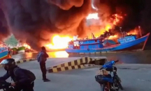 Sejumlah Kapal di Dermaga Batre Cilacap Terbakar - GenPI.co Jateng